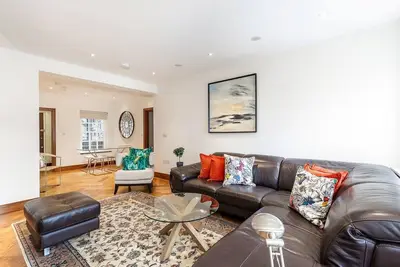 Image de Colourful South Kensington Home