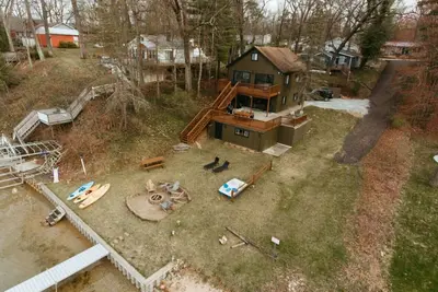 Image de Large Lakefront Cottage w/ HotTub, Media Room