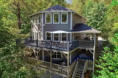 Image de Dock Holiday – Lakefront, Sleeps 19, private dock, private hot tub