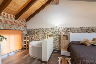Image de Modernidad y Tradicion se Fusionan en Este Estudio en Santander