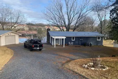 Image de Lakeside lookout! The perfect place to vacation with the family to boat or relax!