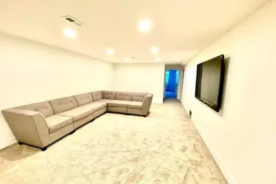 Image de Newly remodeled bright and airy 6 bedroom home