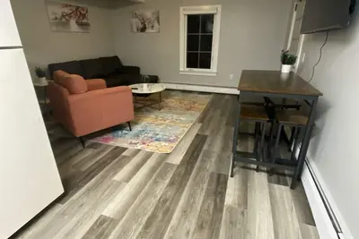 2 block walk to Manchester shops! Short drive to slopes! Pet friendly.