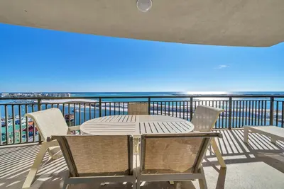 Image de Emerald Grande 4br🏝️😎 Corner Wrap Around Balcony🐠Ev Chargers ⛱️Beach Serv Included
