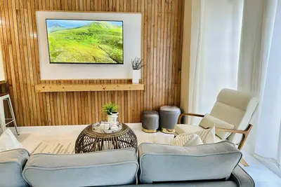 Falcon Sunset 2br Apt/Free Airport Transportation/Gated Complex /Security
