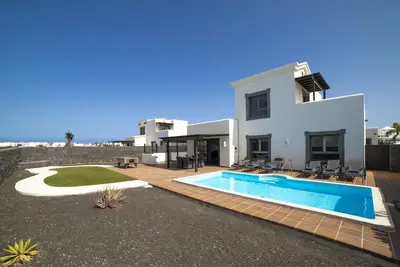 Image de Superb Playa Blanca Villa | Casa Herlanda | 3 Bedrooms | Pool Table | Great Sea Views