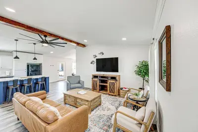 Image de Van Vacation Retreat w/ Private 300-Acre Lake!