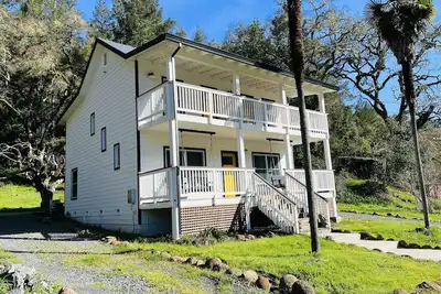 Image de Petunia's Place: Landmark 1857 Farmhouse with Hot Tub, across from Sunset Beach