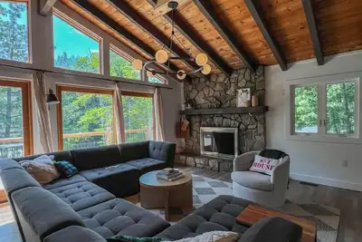 Image de Mountainside Chalet | Modern, Spacious + Central!