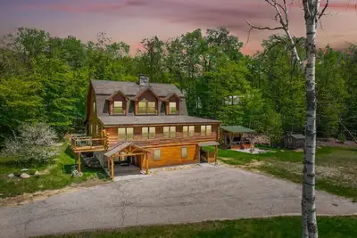 Image de White Mtn Log Cabin | Hot tub, Views, Outdoor Bar!