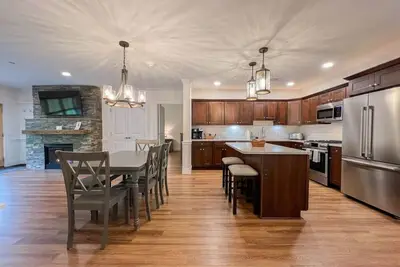 Image de Luxe Ski In/Out | Pool, Hot tub, Hiking, N. Conway