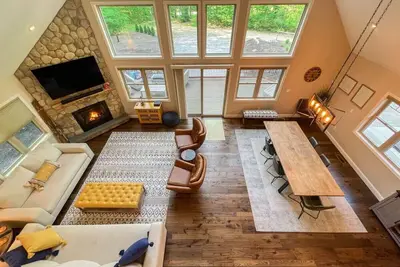 Image de Bear Mountain House | Luxury, Hot Tub, Fireplace