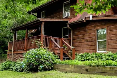 Image de Charming Western Nc Riverside Cabin steps away from the Green River Gamelands