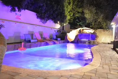 Image de 3 miles to Disneyland, 13 miles to the beach, ideal for a big group or families!