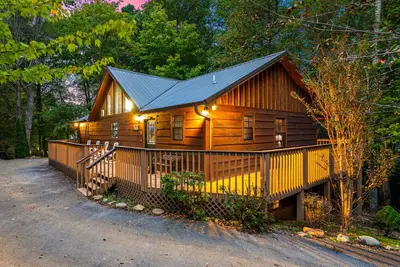 Image de Smoky Mtn cabin w/ hot tub, firepit, game room, deck, & free attraction tickets