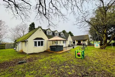 Image de Vintage style Lodge In Windsor! Sleeps 15! Hot Tub!