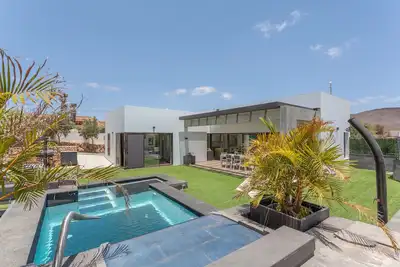 Image de Maison 'Laian Branded Residensed' avec piscine privée et climatisation