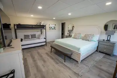 Image de Totally Remodeled Cozy Apartment. 2. 5 miles to Delaware Turf!