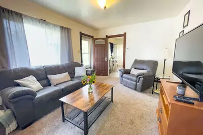 Image de 1920s Home for Extended Stays. Pet-Friendly and Extra Spaces!