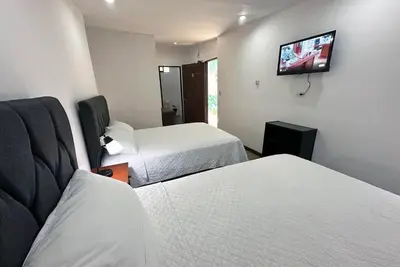 Image de Deluxe Suite #9 for 4 + Breakfast Included