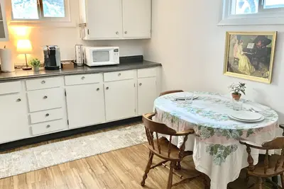 Image de Ren's Eclectic Basement Apartment, between the colleges, minutes to hospitals!