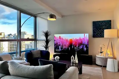 Image de Luxury Living in the cultural heart. 2 carparks, 3 bed/bath, pool, gym, movies.