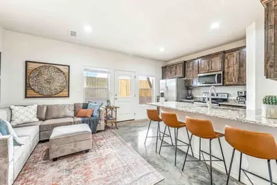 Image de New Townhome-Walk to Tarleton