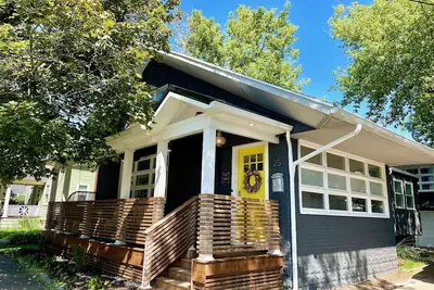 Image de The Cozy Cottage- a Village gem! Sleeps 7-central location-walk to shop & eat!