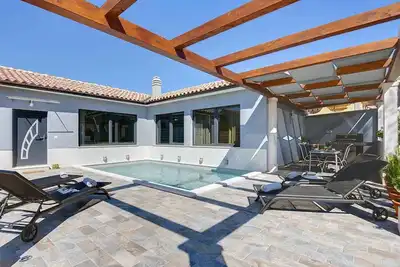 Image de Villa avec piscine, terrasse ensoleillée et WiFi