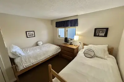 Image de Ski-On Stratton Slopeside. Walk to the village, slopes or just enjoy the fire. \n