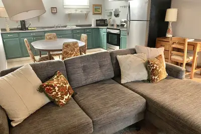 Image de Ren's Vintagey Basement Abode, between colleges and minutes to hospitals