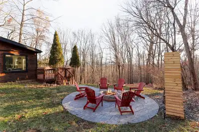 Image de Hot Tub + Firepit + 20 Minutes to Luray Caverns + 35 Minutes to Skyline Drive