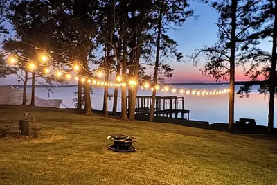 Image de Lakefront Family Fun: Pet-Friendly Home with Dock & Peaceful Lake Views