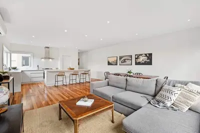 Central Torquay Townhouse 350m to the sand