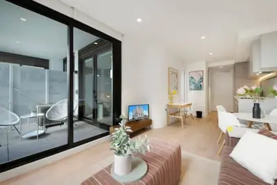 Image de Cool and Contemporary on the City’s Edge