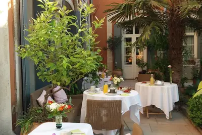 Image de Belle et ancienne maison dans le centre historique, jardin et bassin