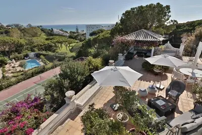 Image de Vintage Villa - Stunning Villa with Outdoor nature inspired Jacuzzi, tennis cour