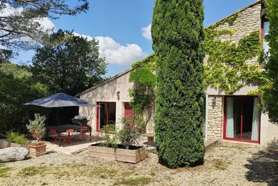 Image de In the countryside, ground floor apartment with garden among oak trees.