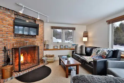 Image de Ski Hard or Die Trying at Fall Line with Mountain Views