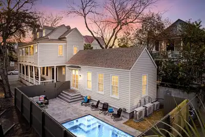 Image de Stunning 6-Bedroom Home with Pool, 5. 5 Baths, and Historic Charm, Walk to Dining & Sights!