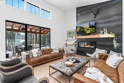 Image de Stillwater River Lodge Mtn Modern Waterfront Home near Glacier National Park