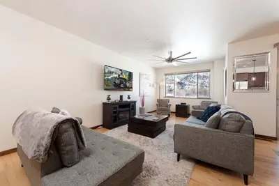 Image de Luxury townhome - Great Views - 4 Miles from Downtown - Central Ac (30+ Stay)