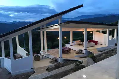Image de Espectacular Casa de Campo con Hermosa Vista a la Cordillera Rodeada de Jardines