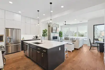 Image de 3-Bd Luxury Living w Rooftop Garden Views