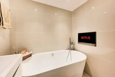 Image de Writer’s Corner | Luxury 1-Bed with Private Terrace & Parking