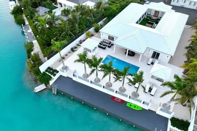 Image de Waterfront Villa with Private Dock, Pool & Kayak