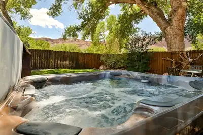 Image de Downtown, Private Hot Tub with Red Rock Views, Bikes! 343