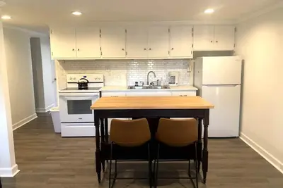 Image de Bright open studio apartment with king bed and queen sofabed. Walk to local shops and restaurants.