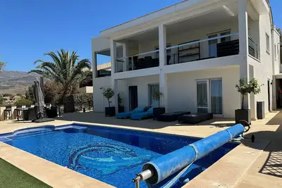Image de Luxury modern villa with fantastic views / private pool / outdoor kitchen