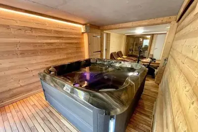 Image de Chalet Kelly Centre Ville - Jaccuzzi, Sauna - Près des pistes